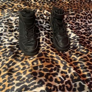 Youth- US 2Y pre-worn  Black Nike Air Force One high- leather.
